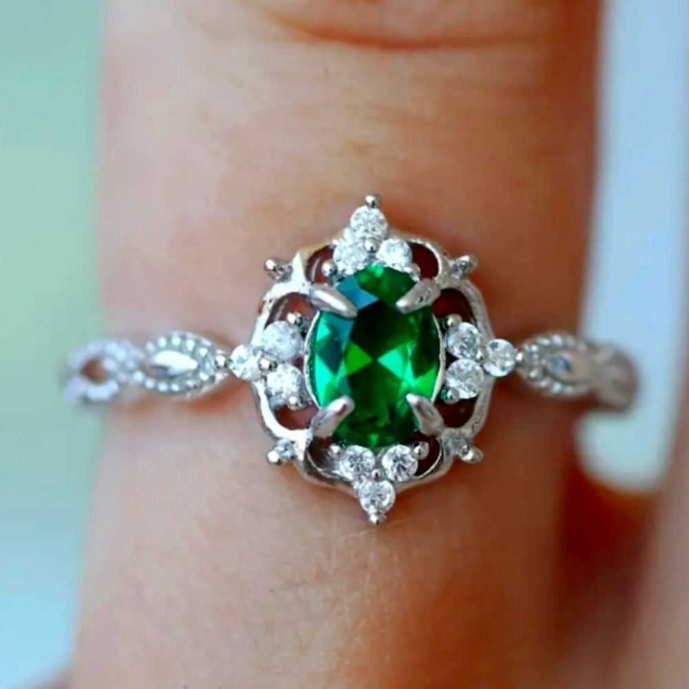 Ladies Elegant green diamond promise ring sz 7